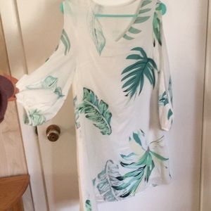 Tropical print “Cold shoulder” dress